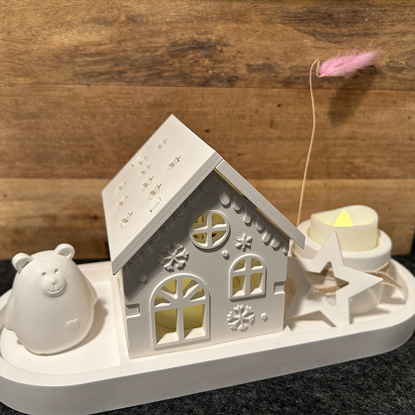 Winterliches Häuschen aus Gießkeramik