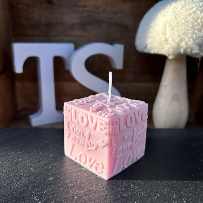 Säulenkerze "Love" in quadratischer Form