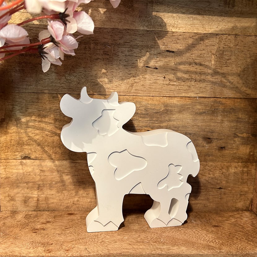 Drei handgefertigte Giesskeramik-Kühe in Weiß – als Set oder einzeln erhältlich, liebevolle Deko im Landhausstil