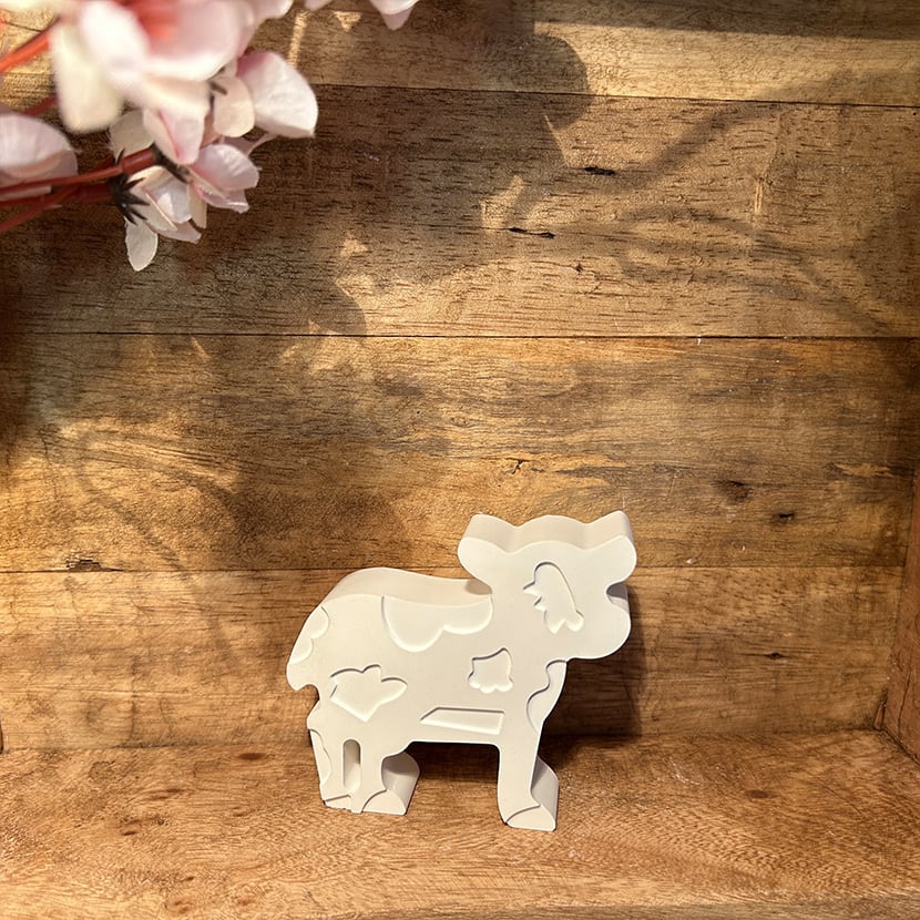 Drei handgefertigte Giesskeramik-Kühe in Weiß – als Set oder einzeln erhältlich, liebevolle Deko im Landhausstil