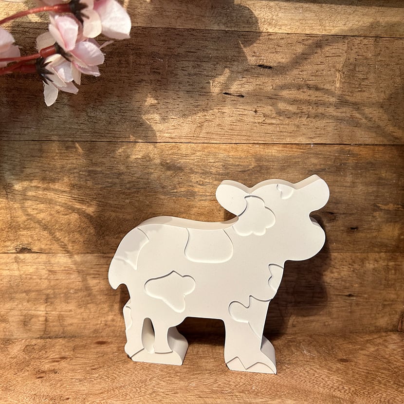 Drei handgefertigte Giesskeramik-Kühe in Weiß – als Set oder einzeln erhältlich, liebevolle Deko im Landhausstil