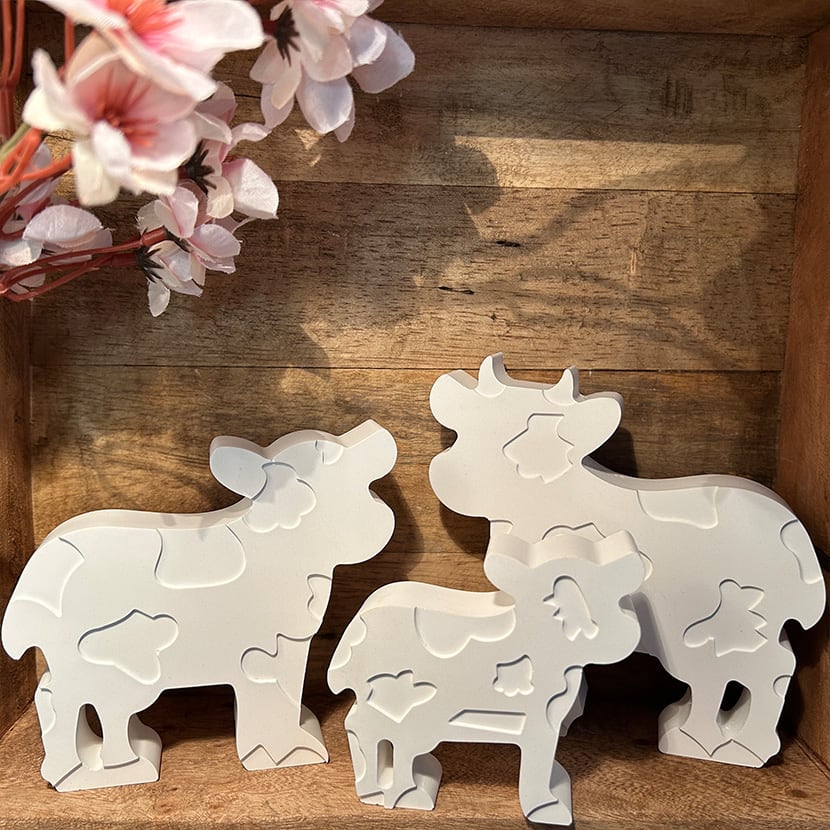 Drei handgefertigte Giesskeramik-Kühe in Weiß – als Set oder einzeln erhältlich, liebevolle Deko im Landhausstil