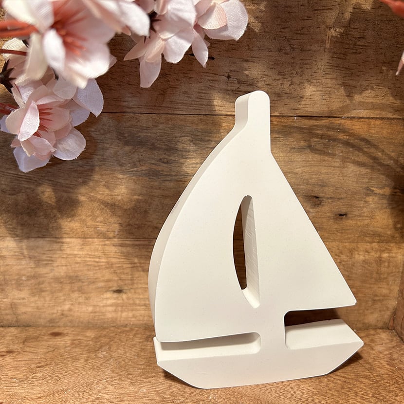 Handgefertigtes Keramikschiff mit Doppelsegel