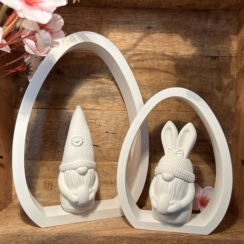 Zwei Osterfiguren aus Gießkeramik – Wichtelmann und Wichtelfrau im weißen Ei-Rahmen als liebevolle Frühlingsdeko
