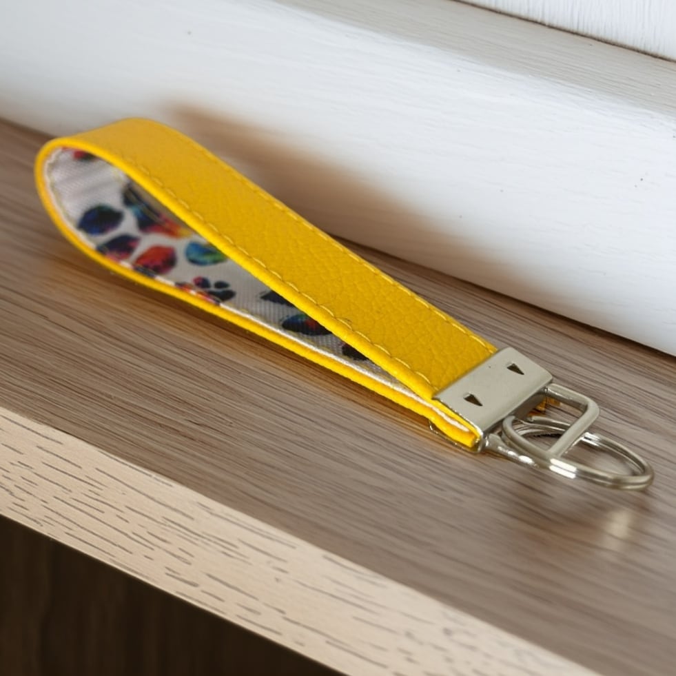 Handgemachter Schlüsselanhänger aus Kunstleder – Bild 2