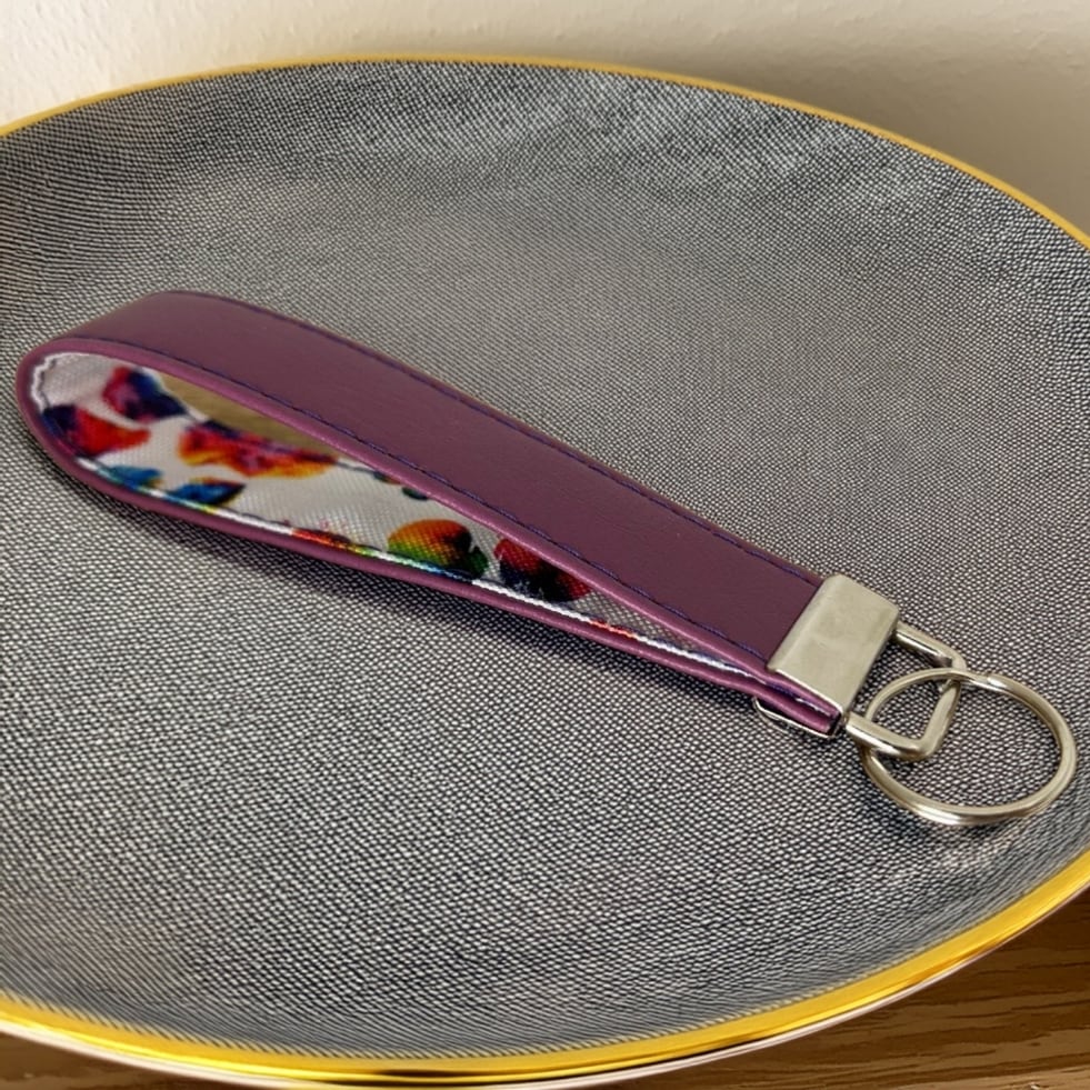 Handgemachter Schlüsselanhänger aus Kunstleder – Bild 4