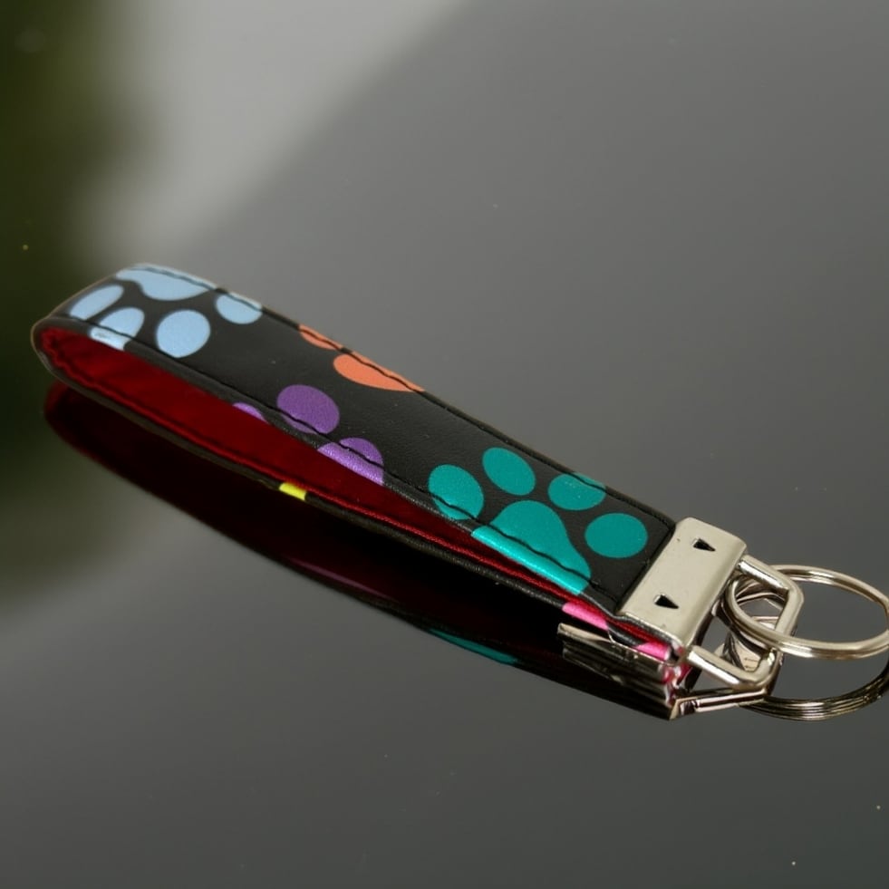 Handgemachter Schlüsselanhänger aus Kunstleder – Bild 3