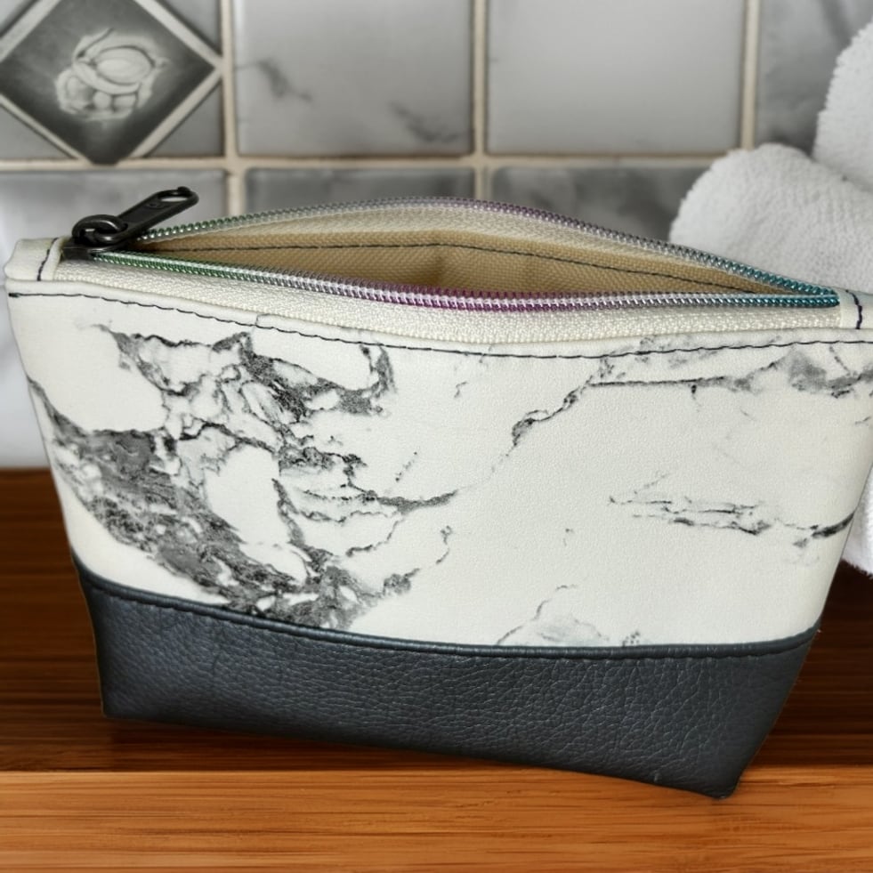 Kosmetiktäschchen Uni mit Marmordesign