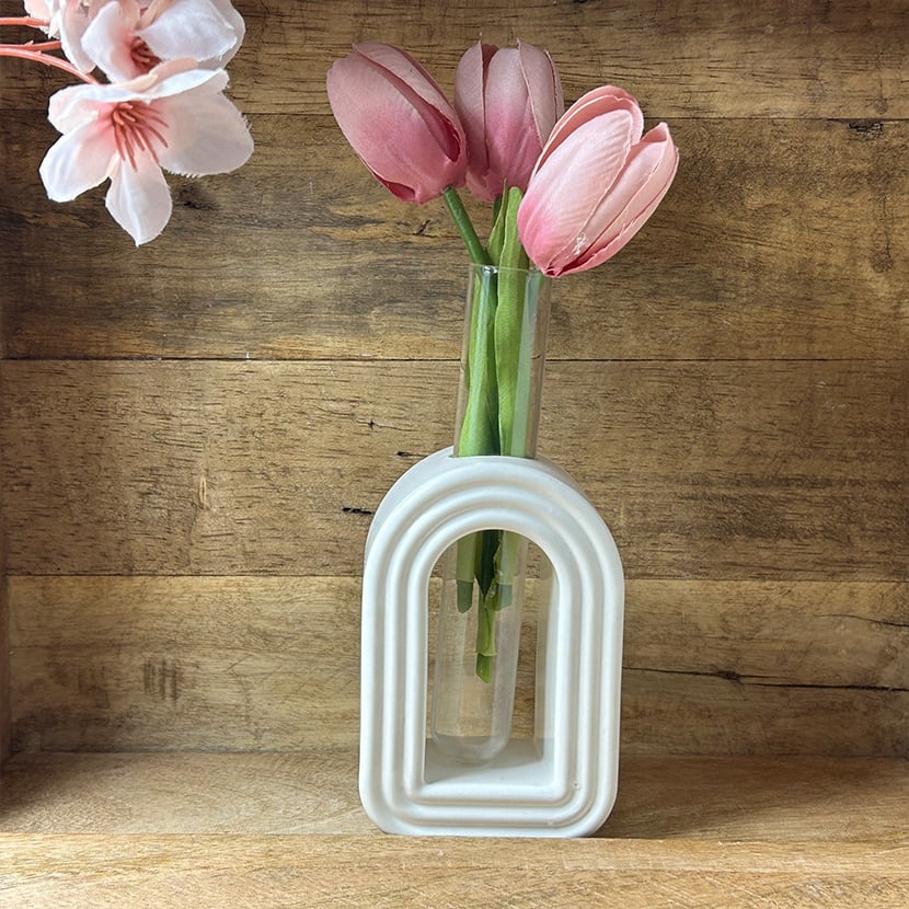 Geriffelte Vase aus weißer Gießkeramik mit integriertem Glasröhrchen – moderne Blumenvase in Bogenform