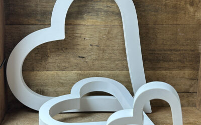 Weiße Herzrahmen in drei Größen – zeitlose Deko mit Bedeutung