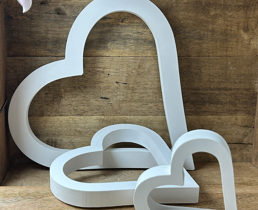 Weiße Herzrahmen in drei Größen – zeitlose Deko mit Bedeutung