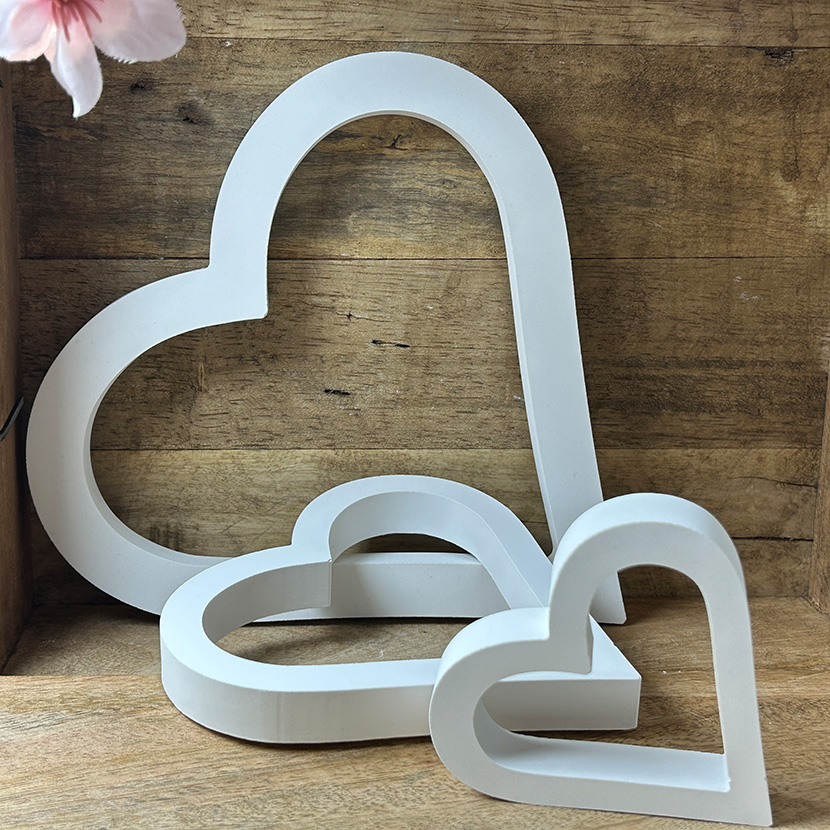 3er-Set Deko-Herzen in Weiß aus handgefertigter Gießkeramik in verschiedenen Größen