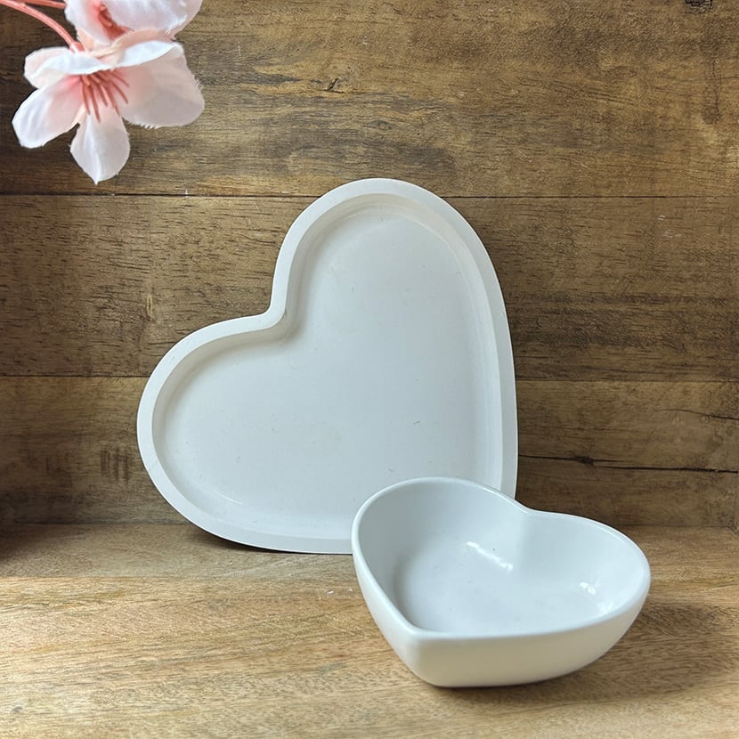 Herzschalen im 2er Set aus weißer Gießkeramik – minimalistische, handgefertigte Deko mit viel Gefühl