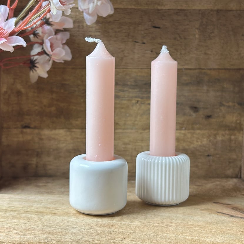 Zwei handgefertigte Kerzenhalter aus Keramik – glatt und geriffelt – stilvolle, moderne Deko-Elemente