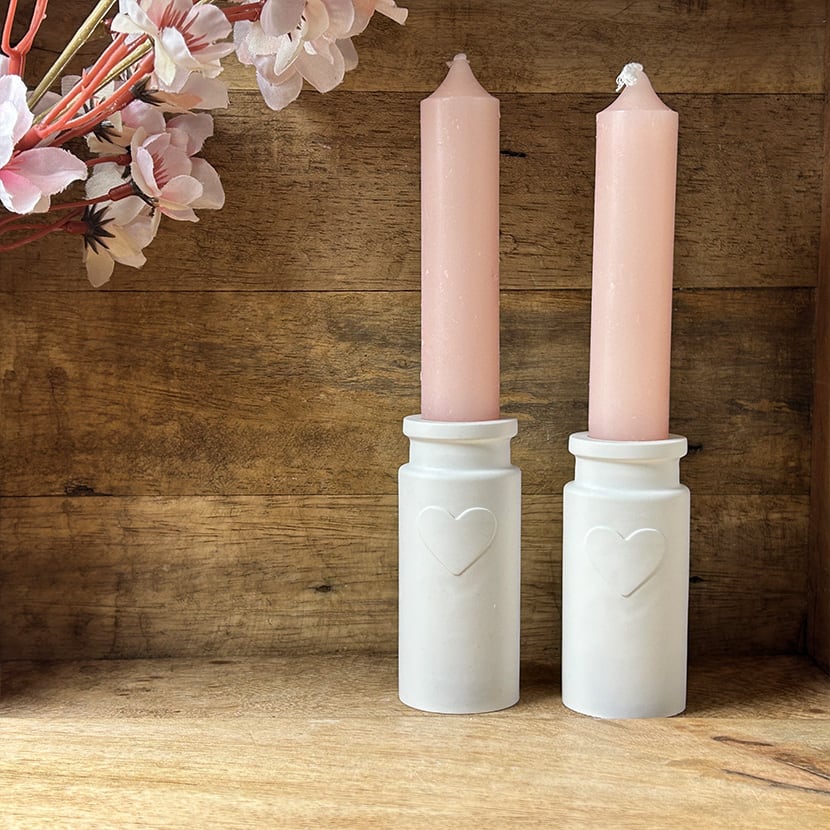Zwei Kerzenhalter aus Gießkeramik mit eingeprägtem Herzmotiv – 2er-Set für liebevolle Dekoration