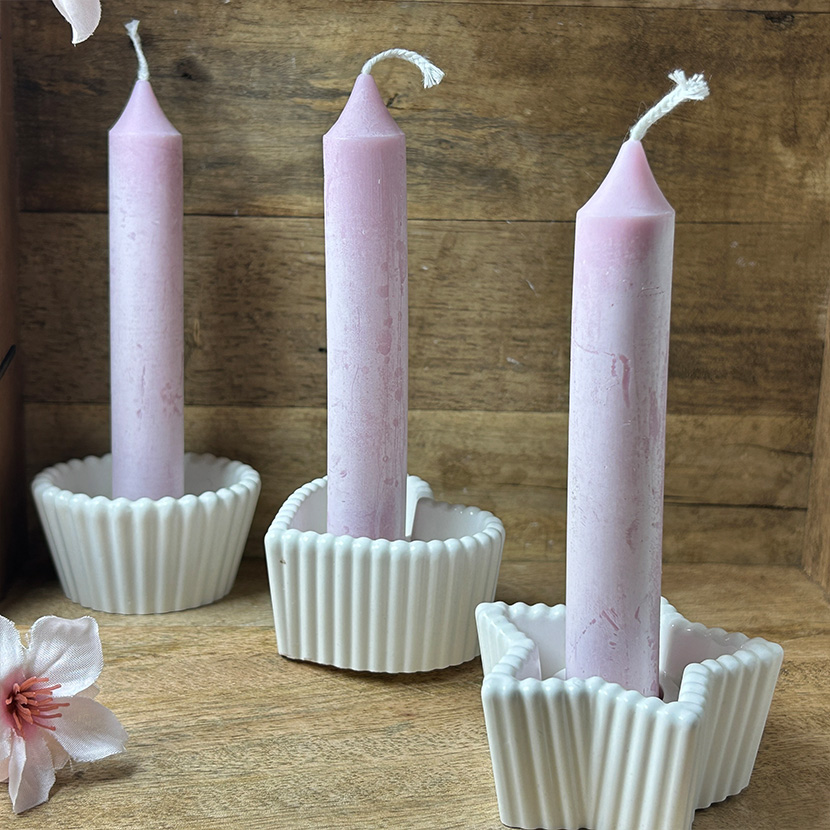 3er-Set Kerzenhalter aus weißer Gießkeramik in Rund-, Herz- und Sternform mit rosa Stabkerzen