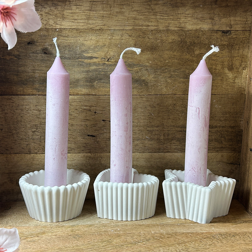3er-Set Kerzenhalter aus weißer Gießkeramik in Rund-, Herz- und Sternform mit rosa Stabkerzen