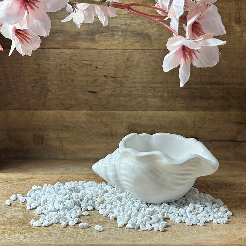 Ovale Muschelschale aus weißer Gießkeramik – maritimes Deko-Unikat in Handarbeit gefertigt