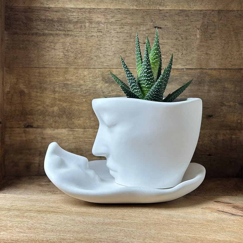 Gesichtsschale aus Gießkeramik mit ovaler Untersetzer – stilvolles Deko-Unikat mit Charakter