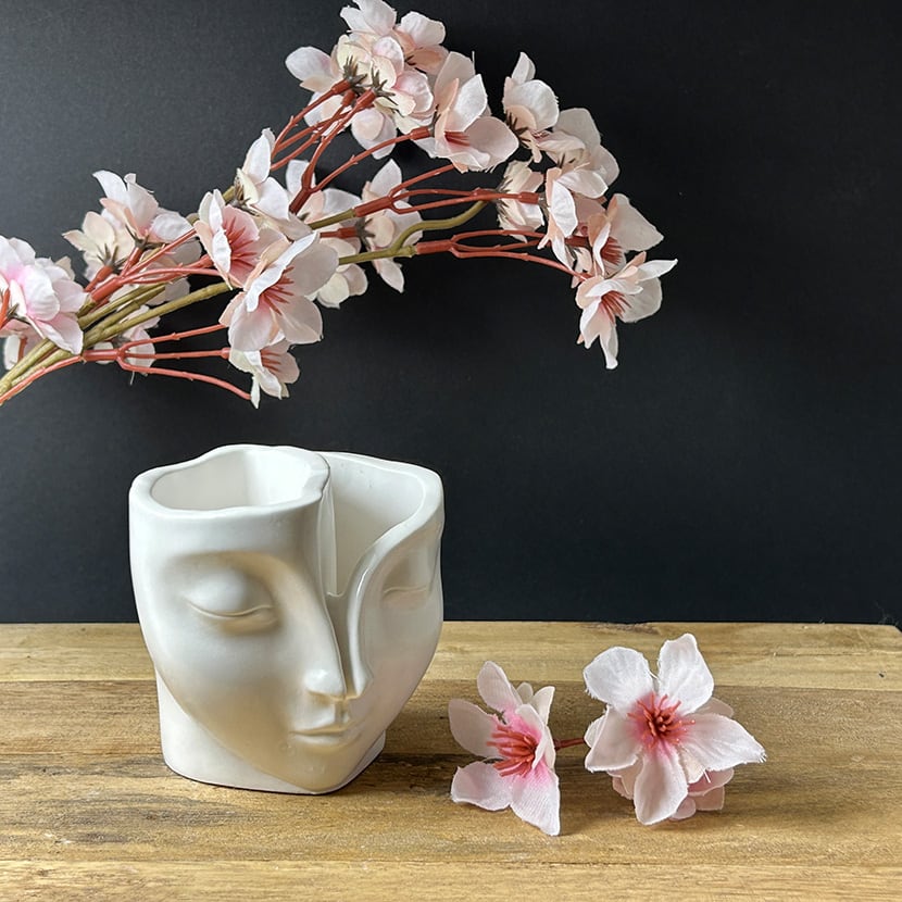 Dreier-Set Gesichtsschalen aus weißer Gießkeramik – kunstvoll geformte Dekoschalen mit ausdrucksstarkem Design