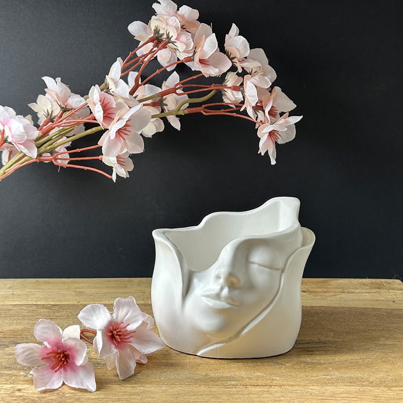 Dreier-Set Gesichtsschalen aus weißer Gießkeramik – kunstvoll geformte Dekoschalen mit ausdrucksstarkem Design