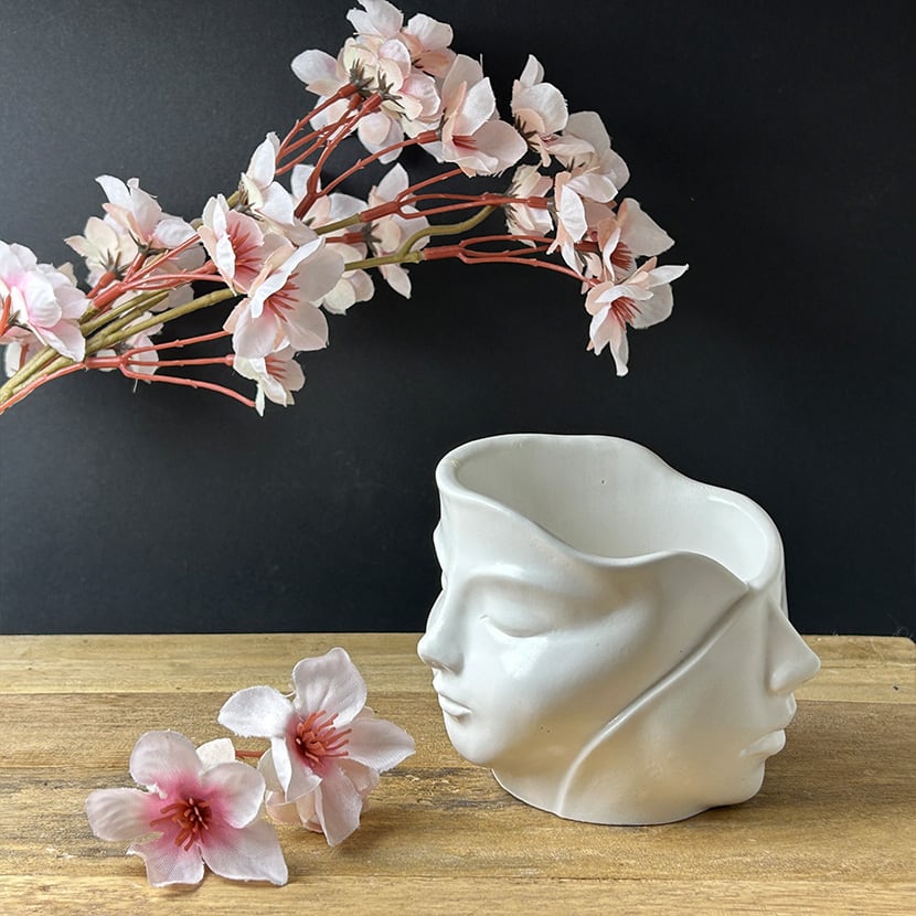 Dreier-Set Gesichtsschalen aus weißer Gießkeramik – kunstvoll geformte Dekoschalen mit ausdrucksstarkem Design