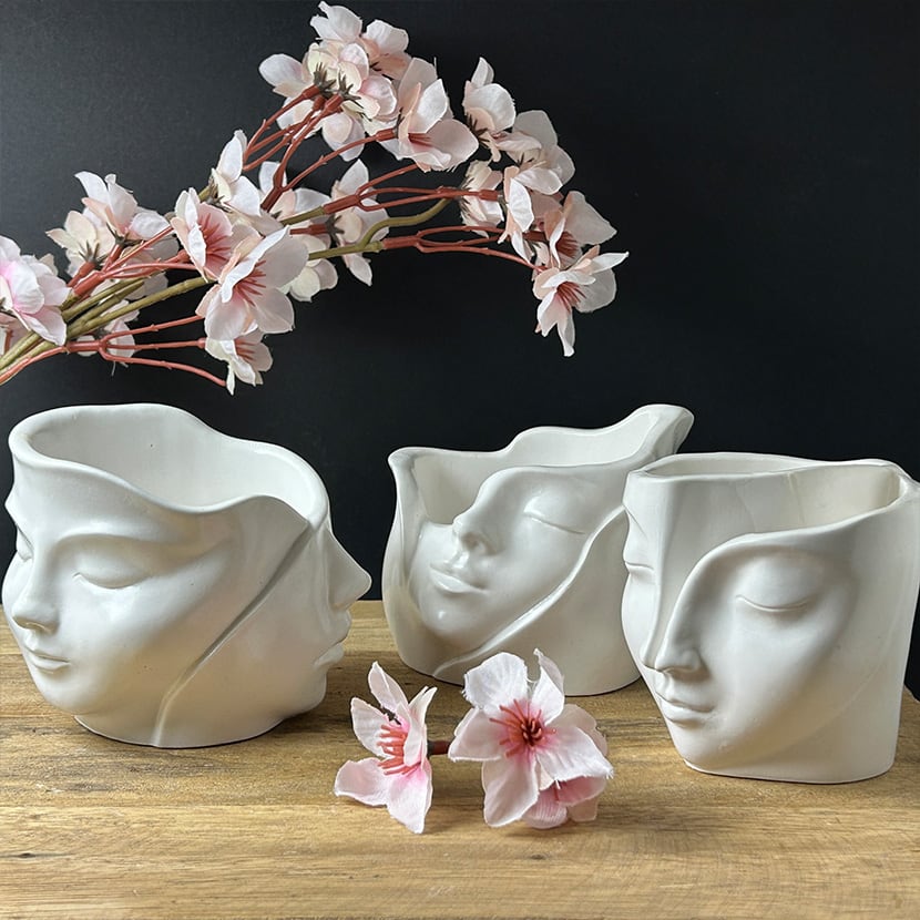 Dreier-Set Gesichtsschalen aus weißer Gießkeramik – kunstvoll geformte Dekoschalen mit ausdrucksstarkem Design