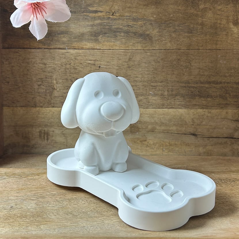 Niedlicher Hund auf Knochenuntersetzer mit Pfotendetail – handgefertigte Dekofigur aus weißer Gießkeramik