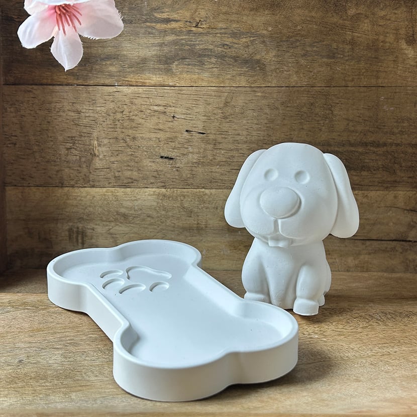 Niedlicher Hund auf Knochenuntersetzer mit Pfotendetail – handgefertigte Dekofigur aus weißer Gießkeramik