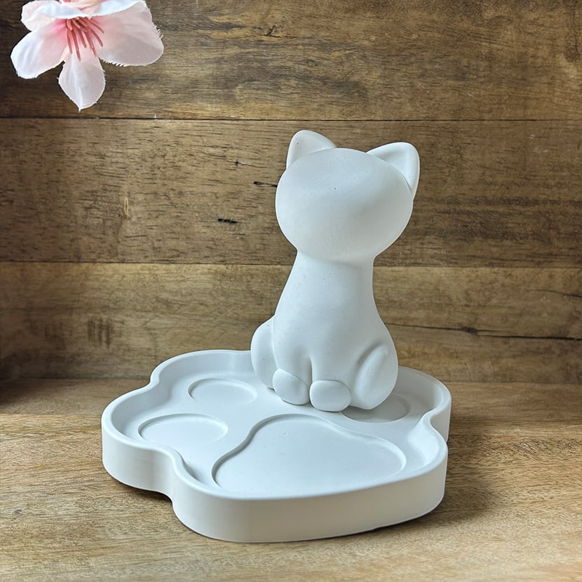 Katze auf Pfotenuntersetzer aus weißer Gießkeramik – verspielte und liebevoll handgefertigte Dekofigur