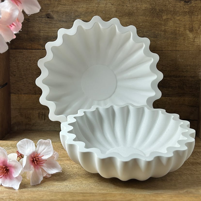 Zwei handgefertigte Schalen mit geschwungenem Rand aus weißer Gießkeramik – elegantes Deko-Set in moderner Form