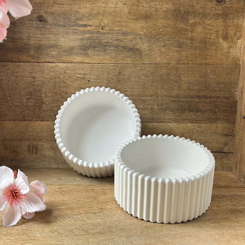 Schalen mit geriffeltem Rand im 2er Set aus weißer Gießkeramik – modern, schlicht und handgefertigt