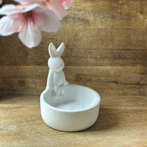 Hase auf runder Schale aus weißer Gießkeramik – liebevoll handgefertigte Dekoration für Frühling und Ostern