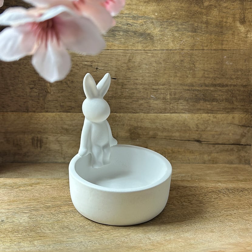 Hase auf runder Schale aus weißer Gießkeramik – liebevoll handgefertigte Dekoration für Frühling und Ostern