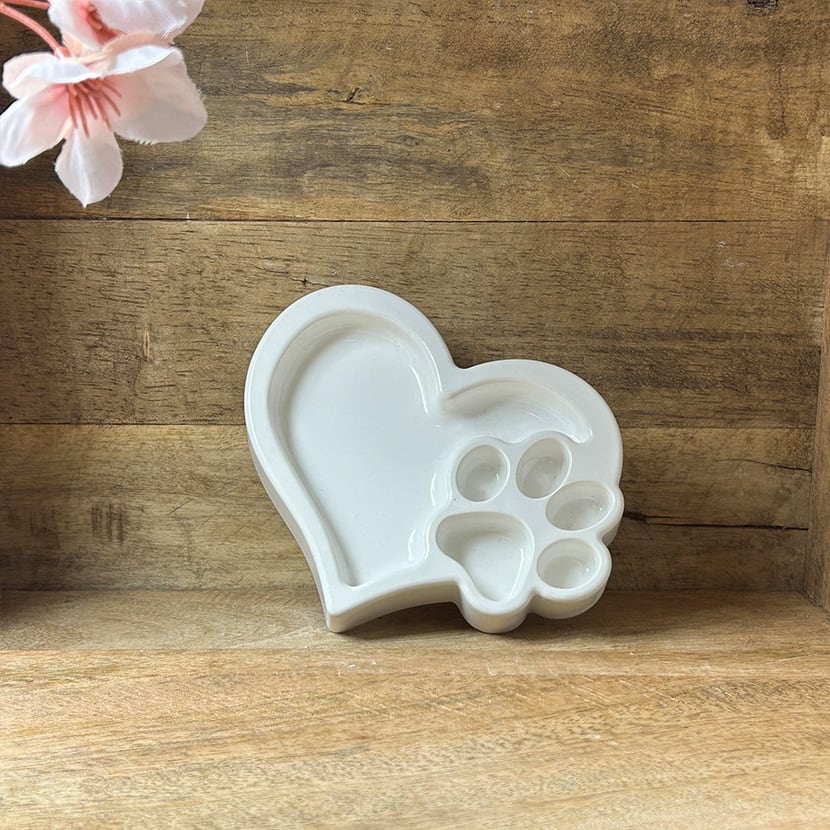 Herzförmige Schale aus Gießkeramik mit eingearbeitetem Pfotenrelief – handgefertigte Deko für Tierliebhaber