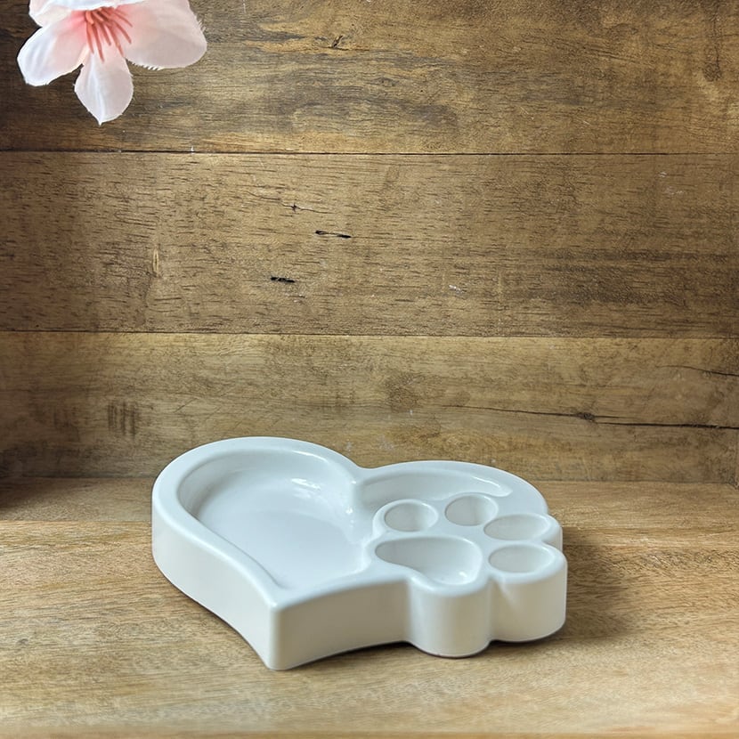 Herzförmige Schale aus Gießkeramik mit eingearbeitetem Pfotenrelief – handgefertigte Deko für Tierliebhaber