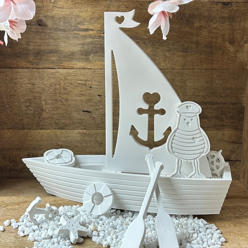 Segelboot aus Gießkeramik mit Kapitän, Ruder, Anker und maritimen Accessoires – liebevolle maritime Deko