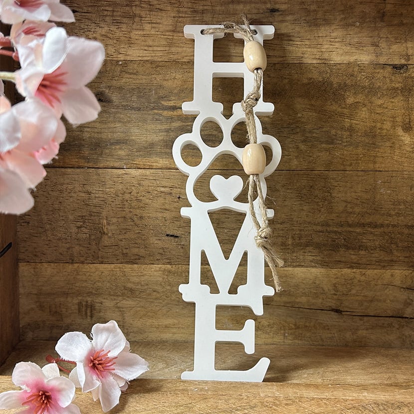 HOME-Schild mit Katzenpfote und Herz aus weißer Gießkeramik – liebevolle Wanddeko für Tierfreunde