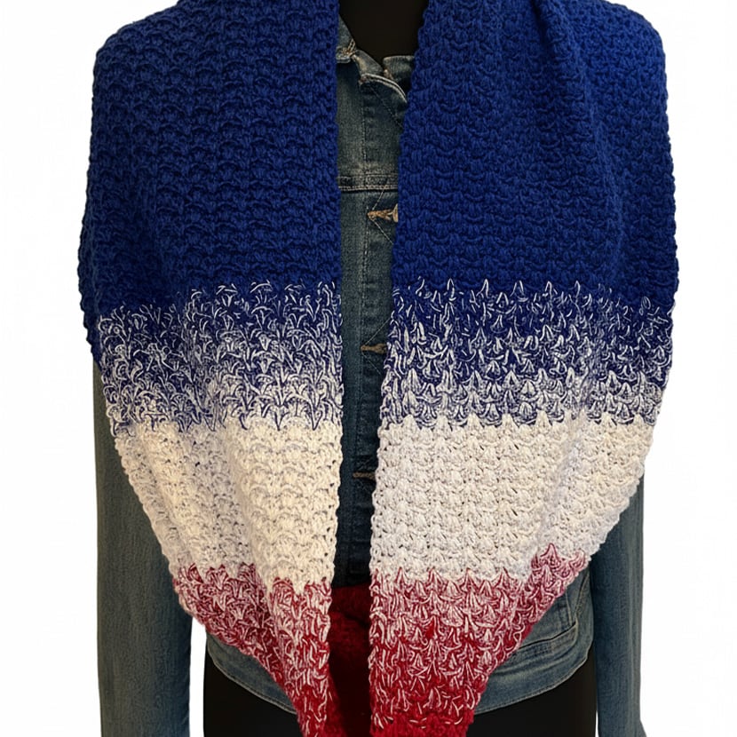 Handgehäkelter Loop in Islandfarben – Blau, Weiß und Rot im Muster „So easy“ aus Baumwolle und Acryl