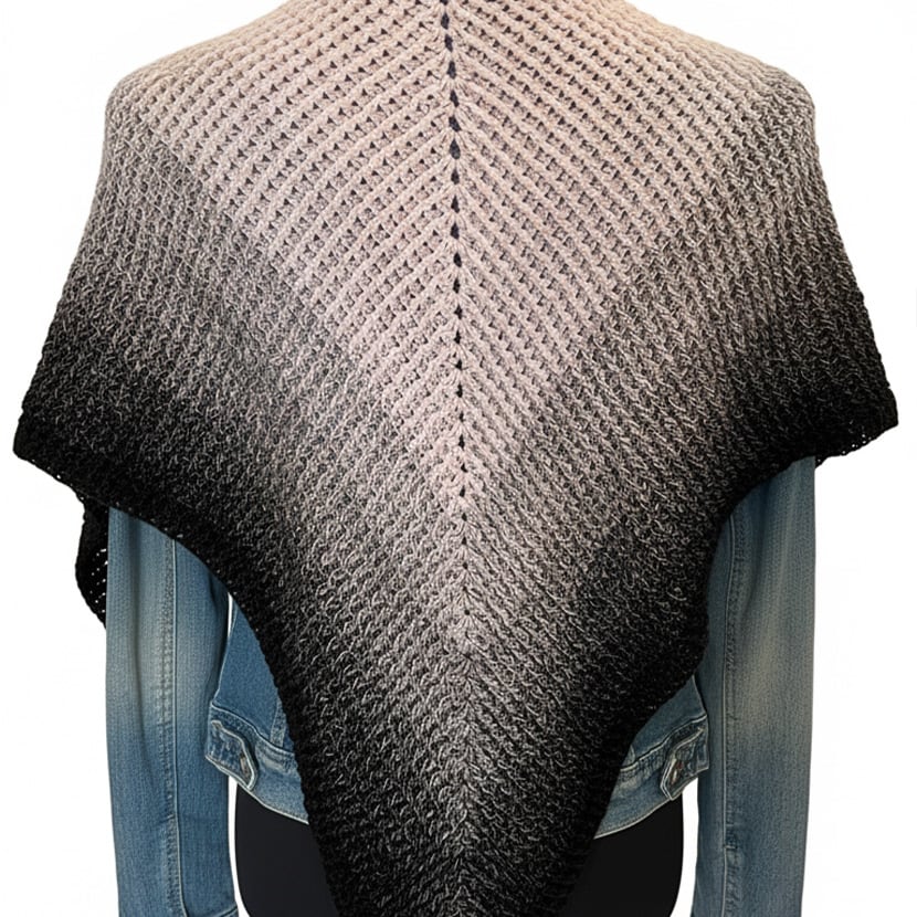 Handgehäkeltes Dreieckstuch im Muster „Talvi“ mit Farbverlauf von Rosa bis Schwarz – aus Baumwolle und Acryl