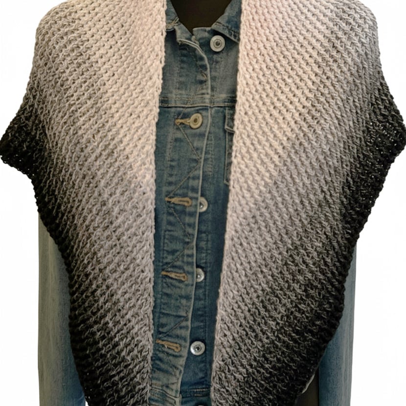 Handgehäkeltes Dreieckstuch im Muster „Talvi“ mit Farbverlauf von Rosa bis Schwarz – aus Baumwolle und Acryl