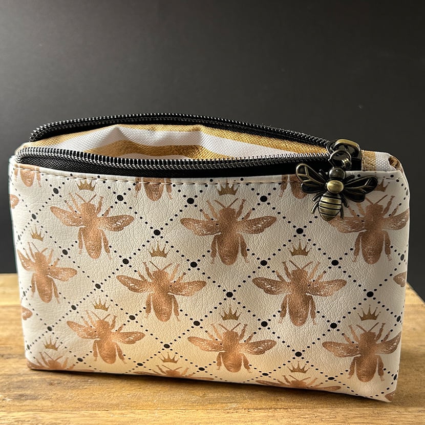 Handgenähte Mini-Kosmetiktasche mit Bienenmotiv, goldfarbenem Innenfutter und Zipper in Bienenform – einzigartig & praktisch