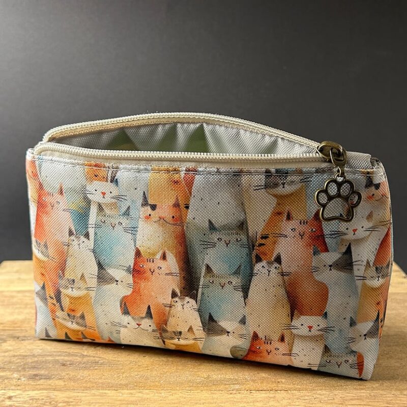 Handgenähte Canvas-Kosmetiktasche mit buntem Katzenmotiv, hellgrauem Innenfutter & bronzefarbenem Pfoten-Zipper