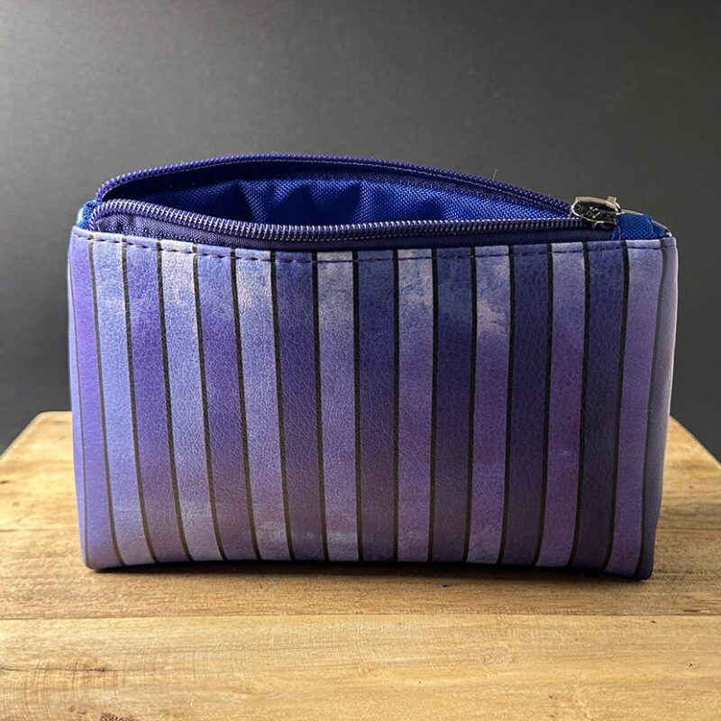 Handgenähte Kosmetiktasche mit vertikalem Streifenmuster in Blau-Violett und farblich passendem Innenfutter