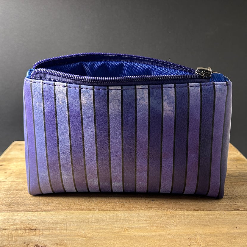 Handgenähte Kosmetiktasche mit vertikalem Streifenmuster in Blau-Violett und farblich passendem Innenfutter