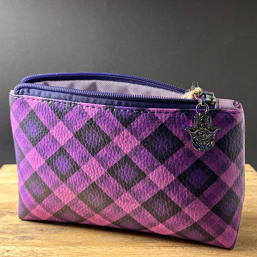 Handgenähte Mini-Kosmetiktasche mit lila-schwarzem Rautenmuster und Hamsa-Zipper – auffällig & symbolträchtig