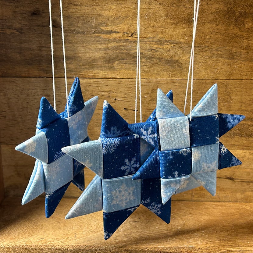 Handgenähte Weihnachtssterne aus Baumwollstoff im skandinavischen Stil – Set mit 3 Größen, ideal als Weihnachtsdeko