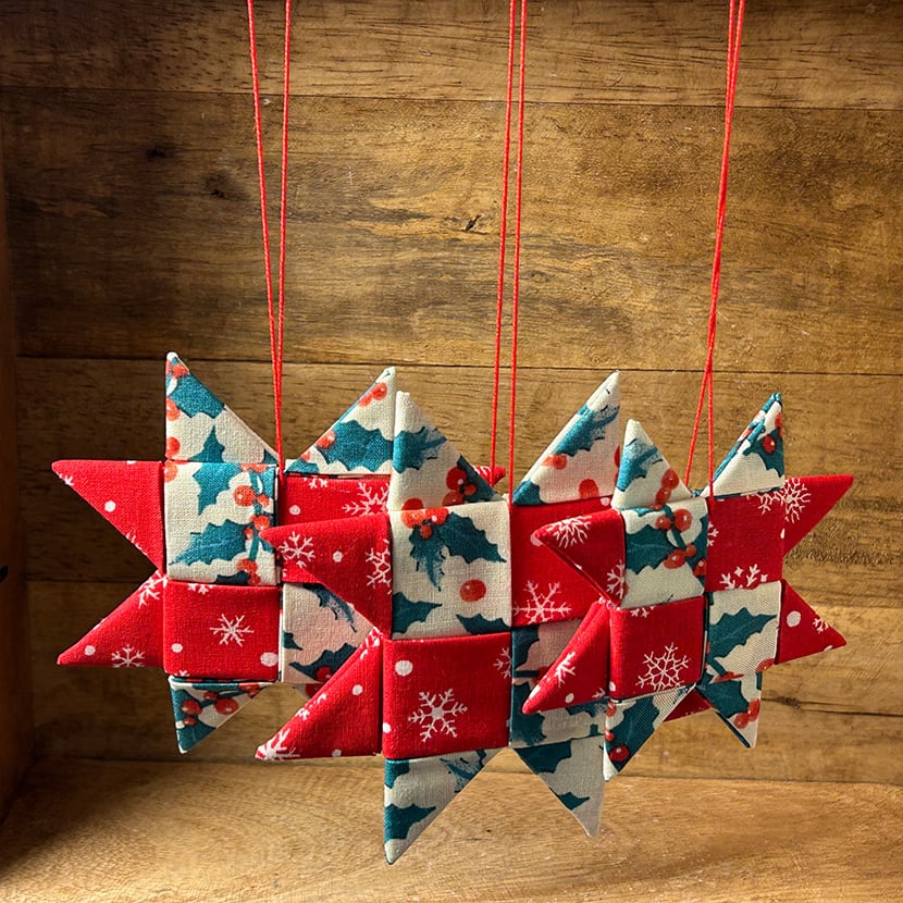 Handgenähte Weihnachtssterne aus Baumwollstoff im skandinavischen Stil – Set mit 3 Größen, ideal als Weihnachtsdeko