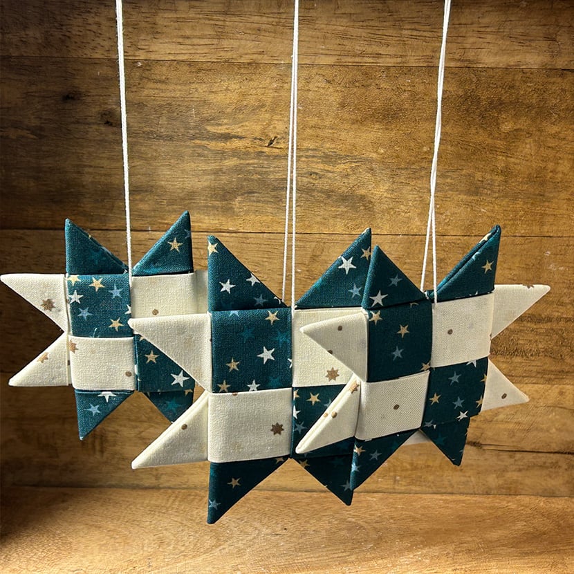 Handgenähte Weihnachtssterne aus Baumwollstoff im skandinavischen Stil – Set mit 3 Größen, ideal als Weihnachtsdeko