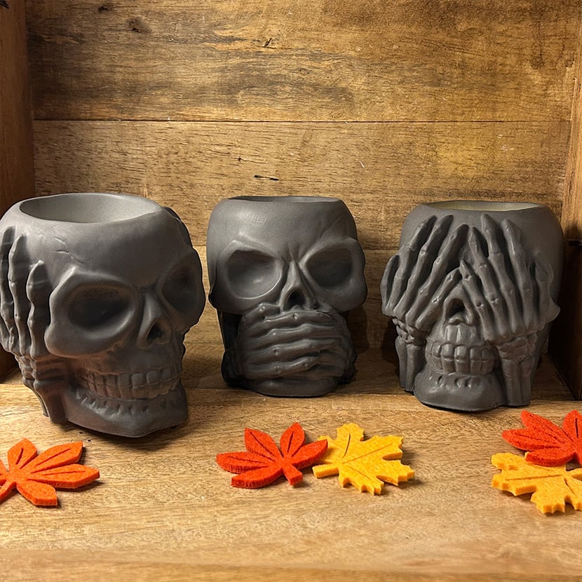 Dreiteiliges Totenschädel-Set aus mattschwarzer Gießkeramik – „nicht hören, nicht sehen, nicht sprechen“ – Halloween-Deko